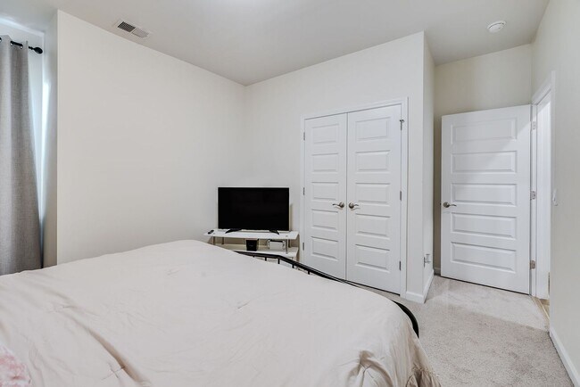 Building Photo - 161 Holloway Hl