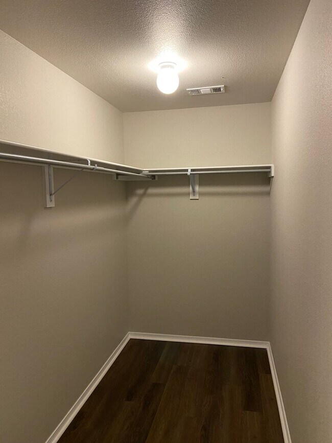 Building Photo - Pre-Leasing Now! Secure This Charming 4-Bedroom, 2-Bath Home in Bridlewood