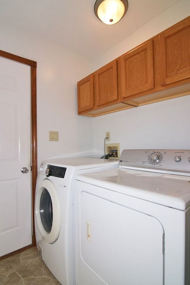 Building Photo - GREAT, 3 BEDROOM, 2.5 BATH HOME IN WARREN TOWNSHIP!