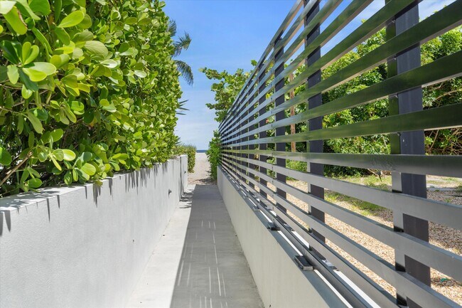 Building Photo - 1070 Del Harbour Dr
