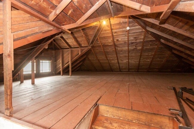 Building Photo - 509 E Davenport St