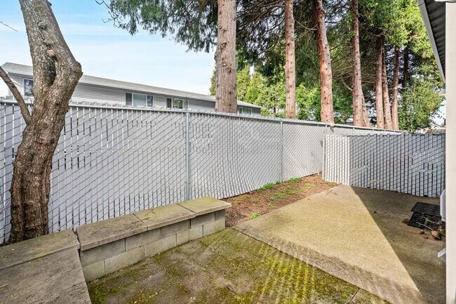 Building Photo - Clean, welcoming 2-bdrm/1.5 bath unit in Milwaukie. Private patio, quiet location, designated par...