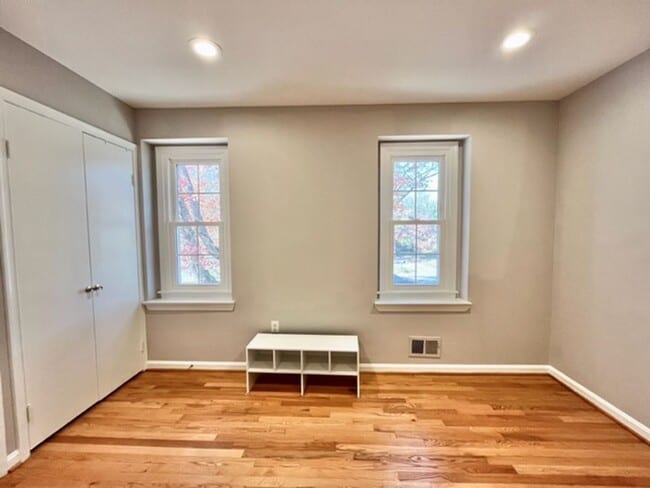 Building Photo - Beautiful and updated 4 BR 2.5 BA with garage and lovely yard!