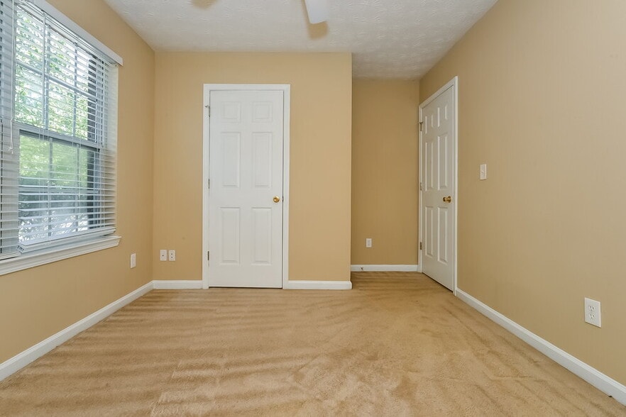 Building Photo - 2330 Glen Chase Ln