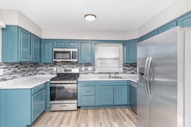 Building Photo - 355 Crestwood Ct