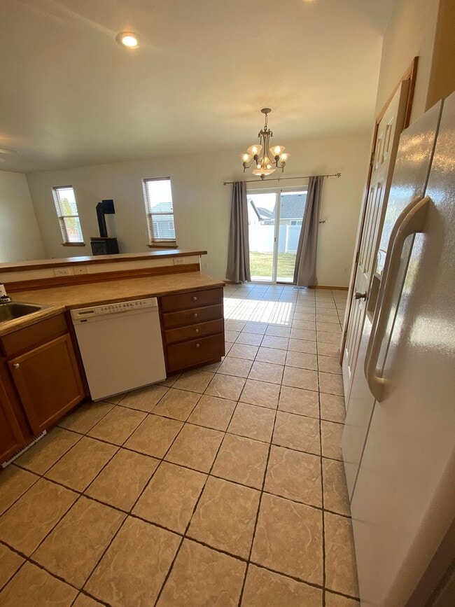 Building Photo - April Rent FREE - Triple Car Garage