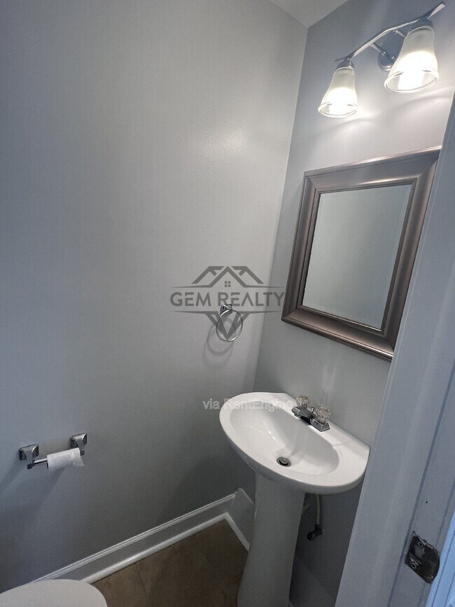 Building Photo - 5253 Daffodil Dr