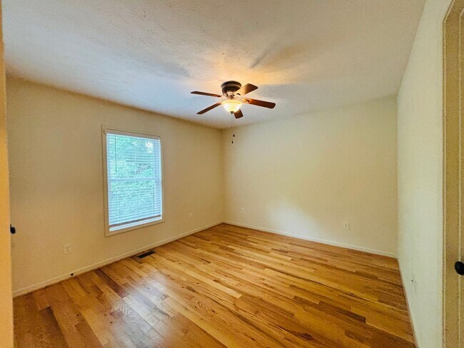Building Photo - 812 Glade Rd