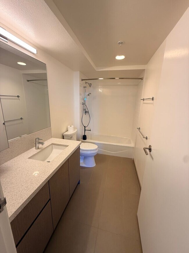 Building Photo - Prime Location- Kapiolani Residence 43d floor- Great views!
