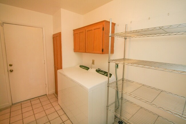 Building Photo - 2 Bed | 2 Bath in South Tulsa!