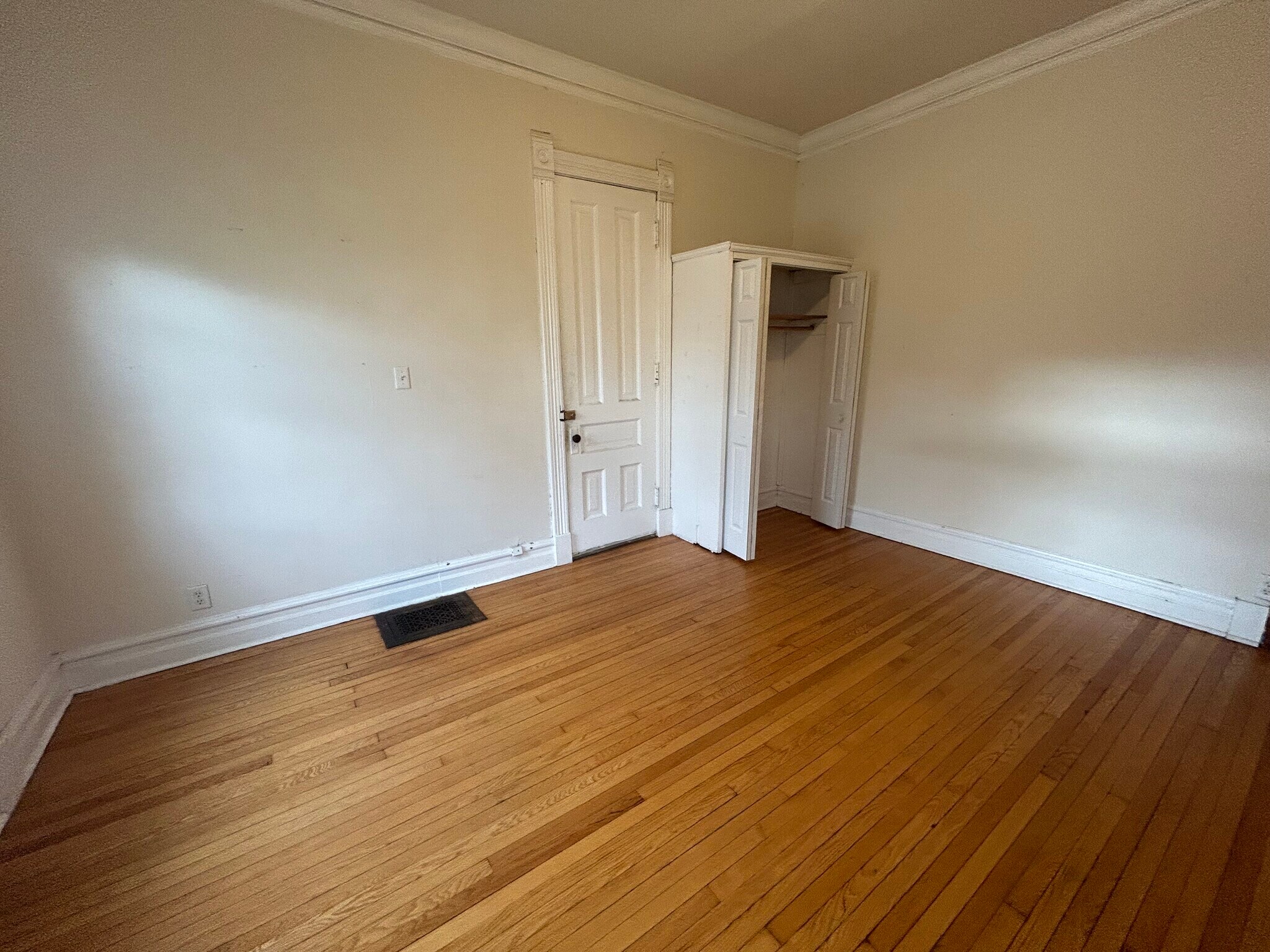 Building Photo - 319 N Pinckney St