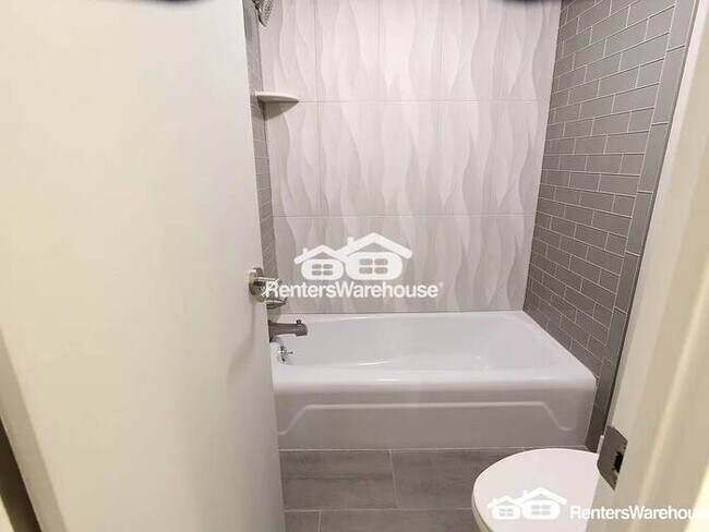 Building Photo - AVAILABLE NOW 1 Bed 1.0 Bath Condo with Sp...