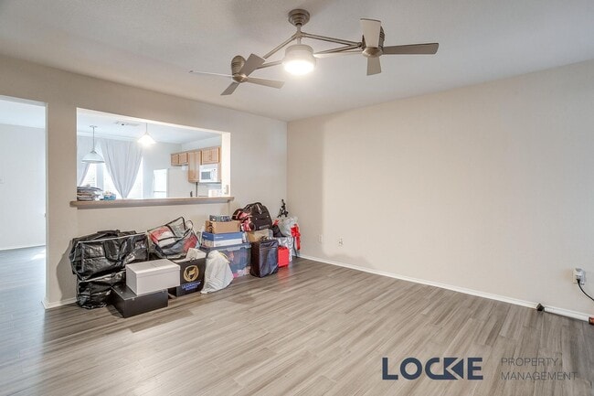 Building Photo - Cozy 2 bed, 1.5 Bath Townhome with Fenced ...