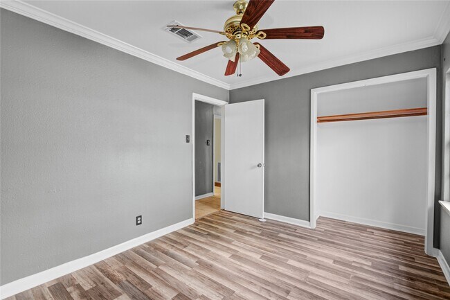 Building Photo - 8565 Ridgepoint Dr