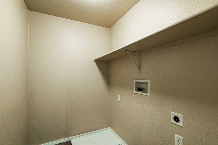 Building Photo - 120 E Calle Del Rondador