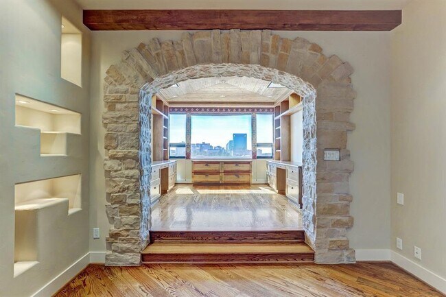 Building Photo - 1111 Hermann Dr