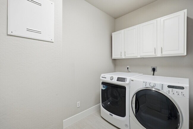 Building Photo - 1425 W Commerce Ave