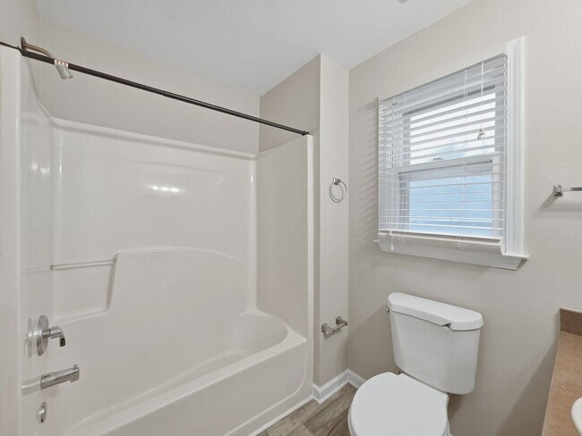 Building Photo - Fantastic 4 bedroom 2 bath home - Housing Vouchers Accepted