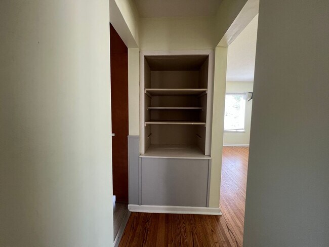 Building Photo - 2 Bed, 1 Bath Single-Family Home Close to ...