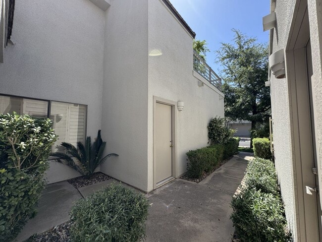 Building Photo - 7272 E Gainey Ranch Rd