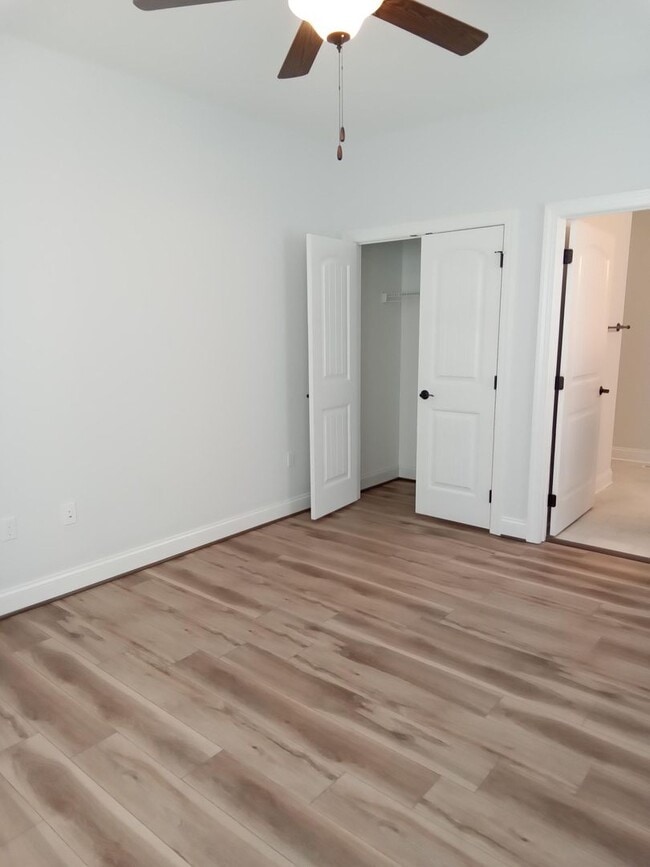 Building Photo - Patio Townhome Located 1 Block from Bedfor...