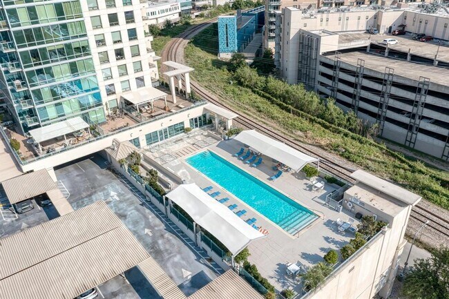 Building Photo - 300 Bowie St