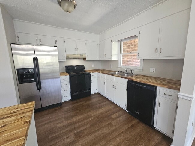Building Photo - 792 Whispering Pines Rd