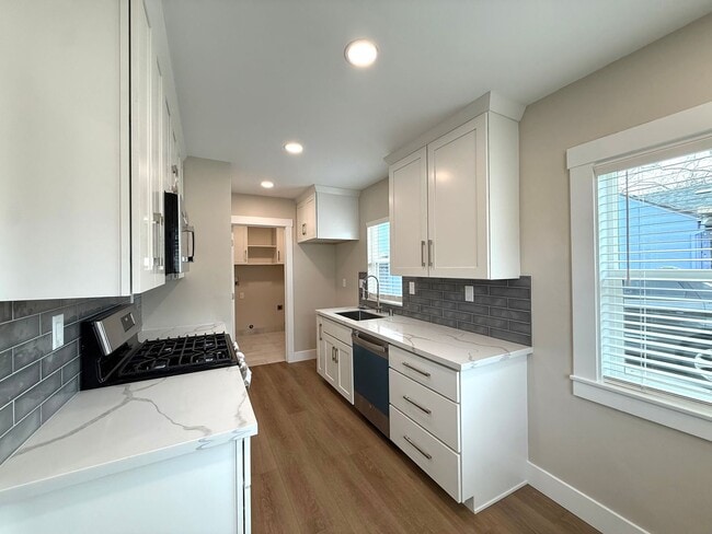 Building Photo - Fully Renovated - 1 Bed 1 Bath