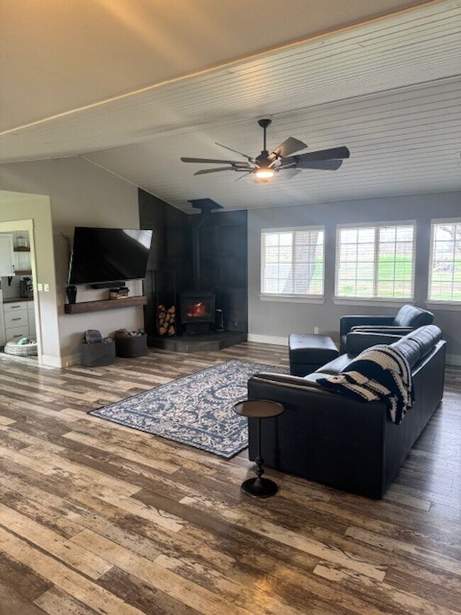 Building Photo - Country Style Living in this Charming Home in Anderson