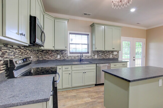 Building Photo - 135 Riverbend Dr