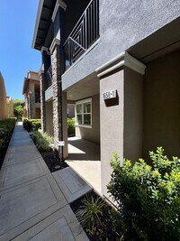 Building Photo - Spacious 4-Bedroom Townhouse