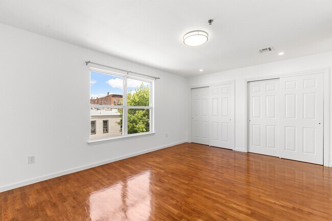 Building Photo - 718 23rd St