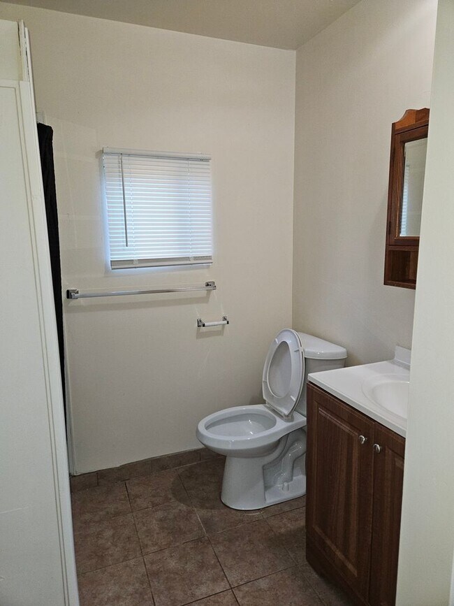 Building Photo - Cozy studio completely renovated.