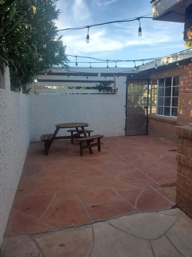 Building Photo - 1520 W Encanto Blvd