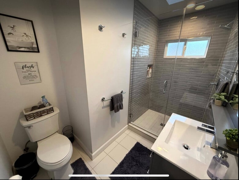 Building Photo - 404 S Beachwood Dr