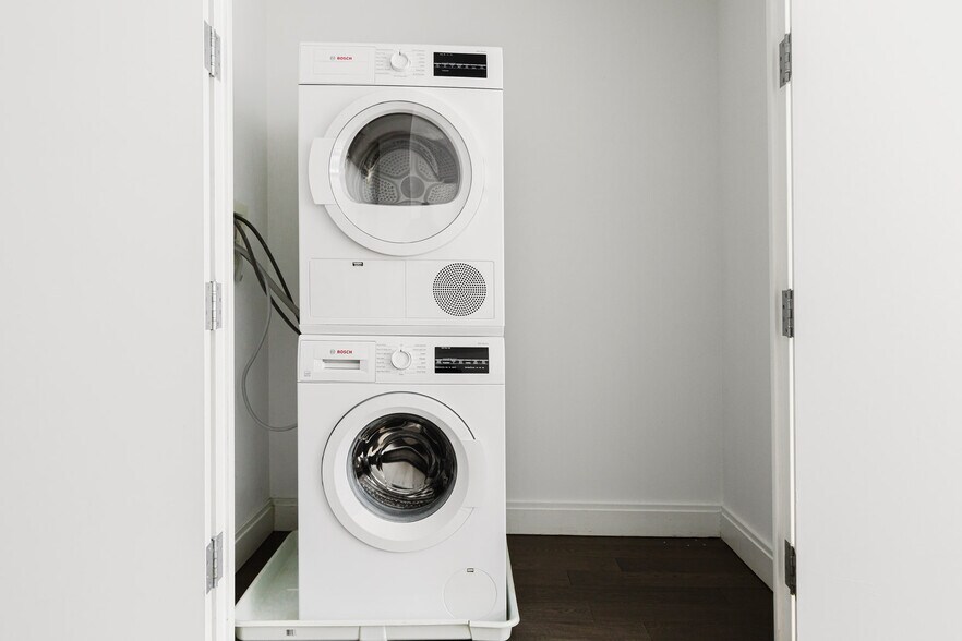 Building Photo - 148 1st St