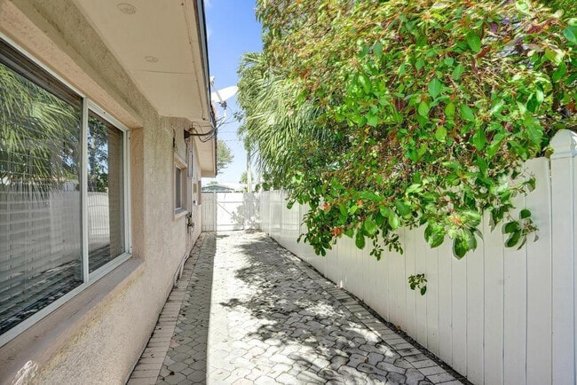 Building Photo - 2632 SE 10th Ct