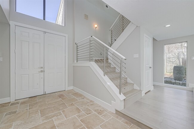 Building Photo - 915 Daria Dr