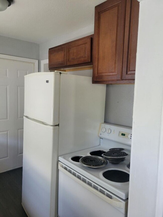 Building Photo - Cute 2 Bedroom