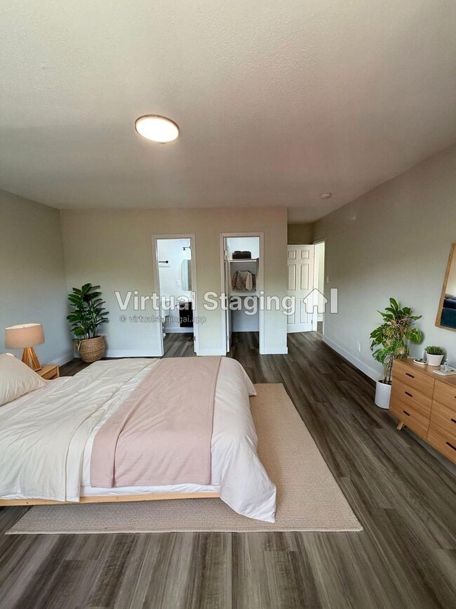 Building Photo - 601 W 94th St