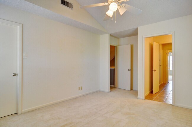 Building Photo - 3 Bedroom Home - Ridglea Country Club Estates