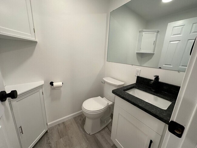 Building Photo - 1527 Santiam Hwy SE