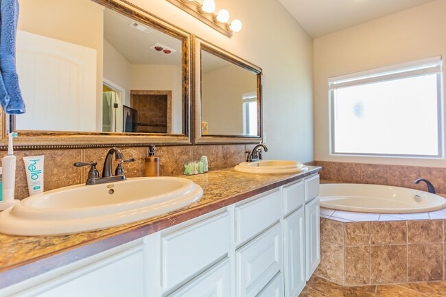 Building Photo - Beautiful 3 Bed 2 Bath Home