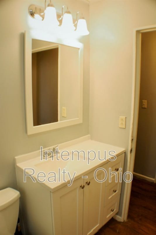 Building Photo - 967 Duxberry Ave