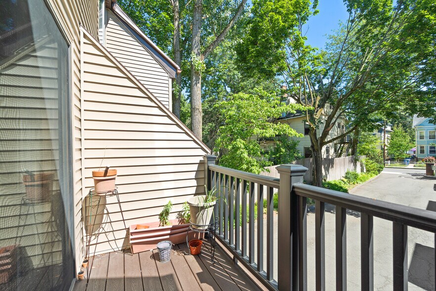 Building Photo - 23 Compton St