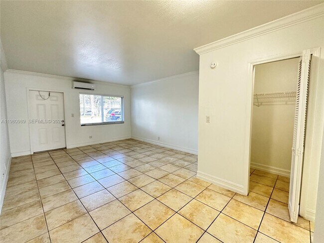 Building Photo - 1400 NE 56th St