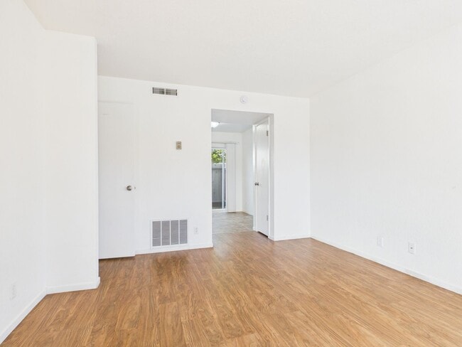 Building Photo - 2 bedroom condo in Marina available for rent