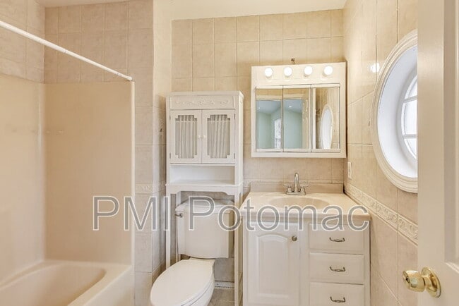 Building Photo - 8417 Meadow Green Way