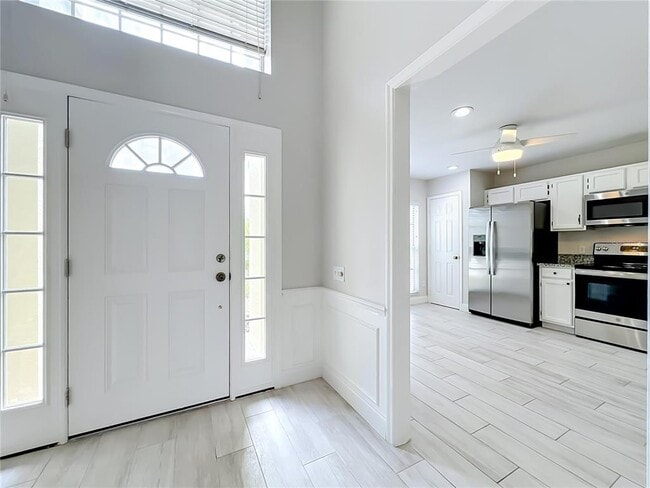 Building Photo - 900 W Charing Cross Cir