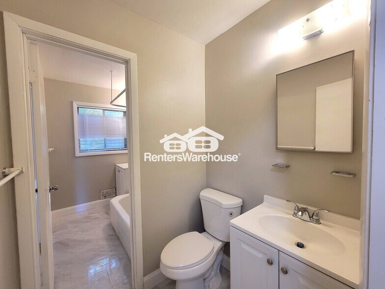 Building Photo - 336 Woodstock Dr SW